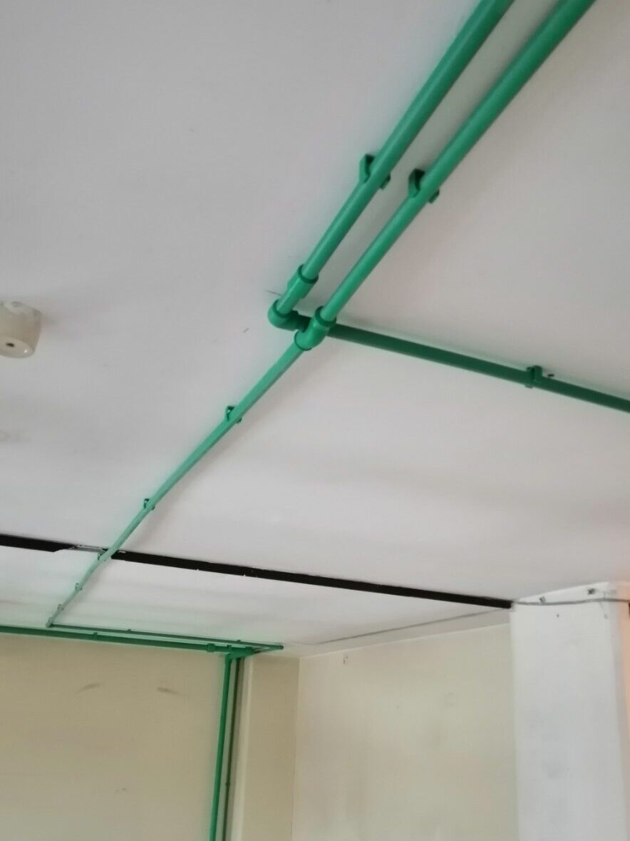 Instalacije za kuhinju i kupatilo 6 Instalacije za kuhinju i kupatilo sa paralelnim vodovima pričvršćenim za plafon