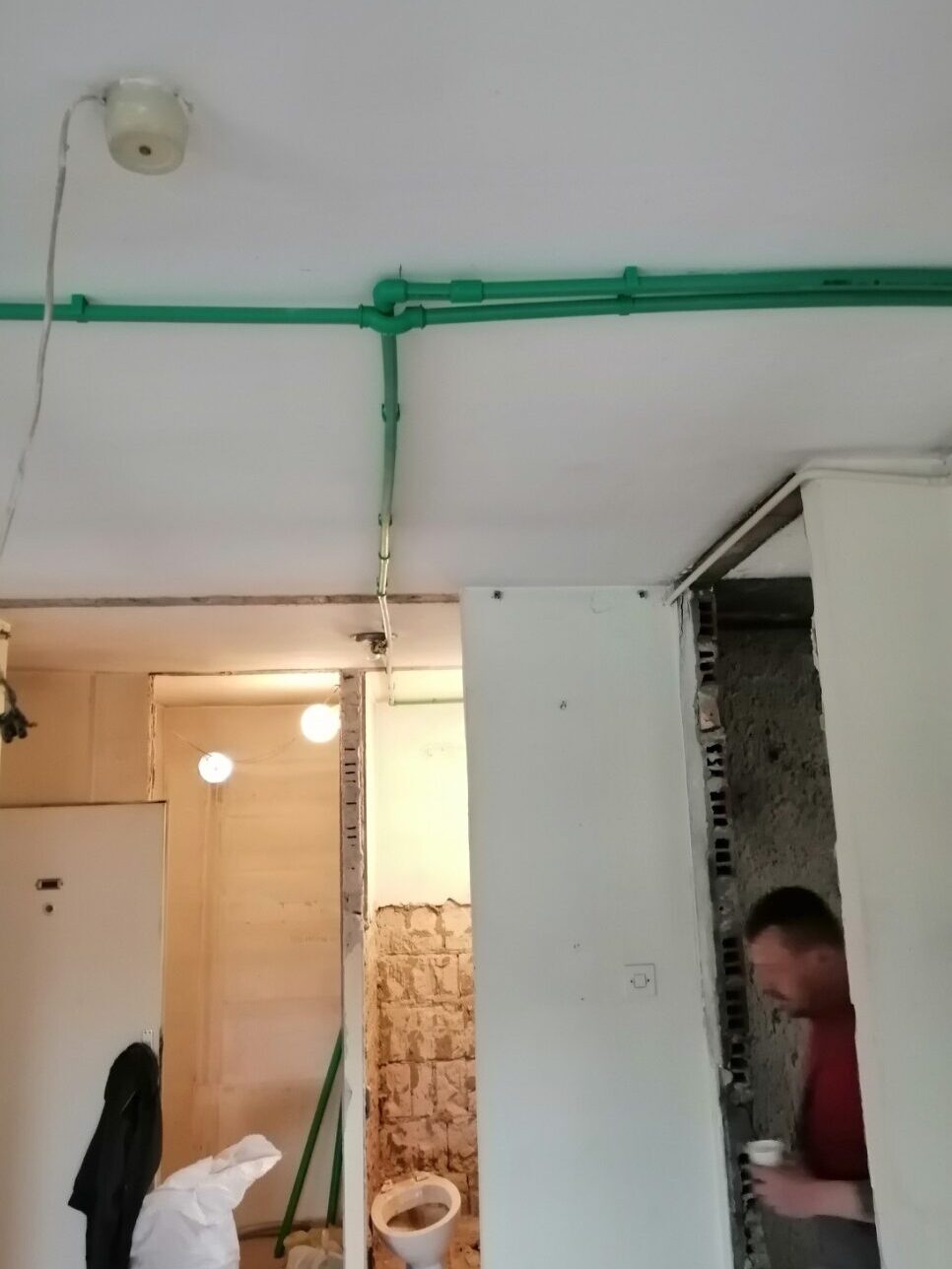Instalacije za kuhinju i kupatilo 7 Instalacije za kuhinju i kupatilo sa horizontalnim cevima i grananjem vodovodnog razvoda