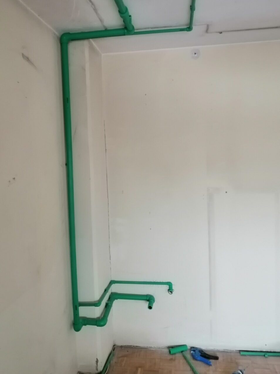 Instalacije za kuhinju i kupatilo 4 Instalacije za kuhinju i kupatilo sa površinskim razvodom cevi i završnim izvodima
