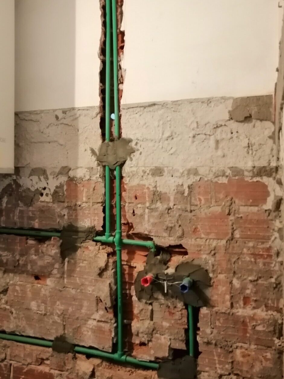 Instalacije za kuhinju i kupatilo 3 Instalacije za kuhinju i kupatilo sa vertikalnim cevima postavljenim u zidni kanal