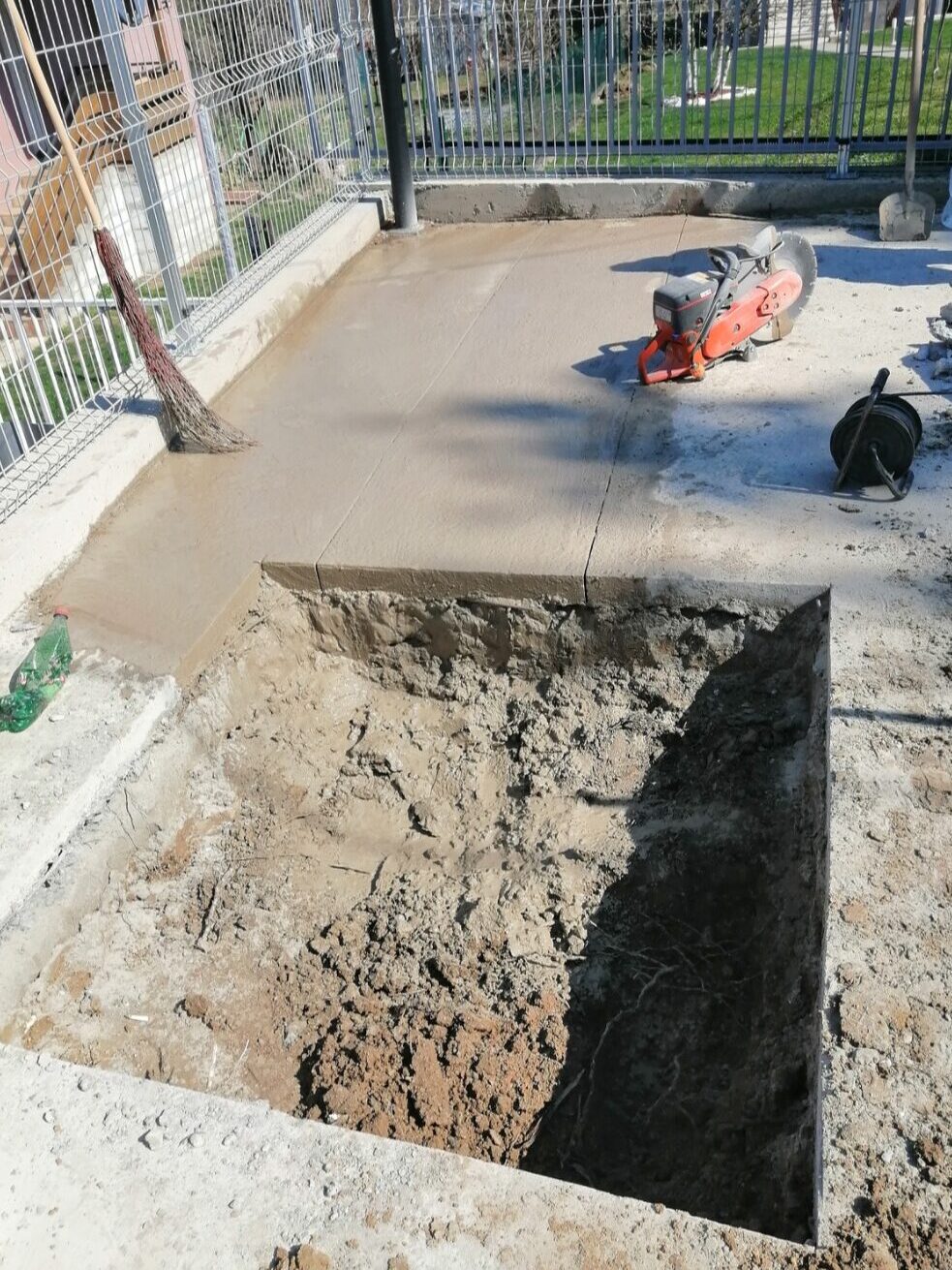 Sečenje betona – priprema za zidanje šahte pomoću profesionalne mašine za rezanje ploče