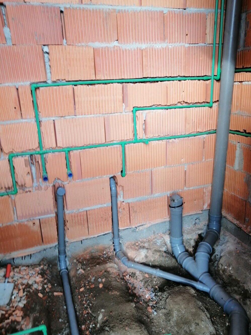 Instalacije za kupatilo 3 Instalacije za kupatilo sa razvodom tople i hladne vode i više kanalizacionih priključaka