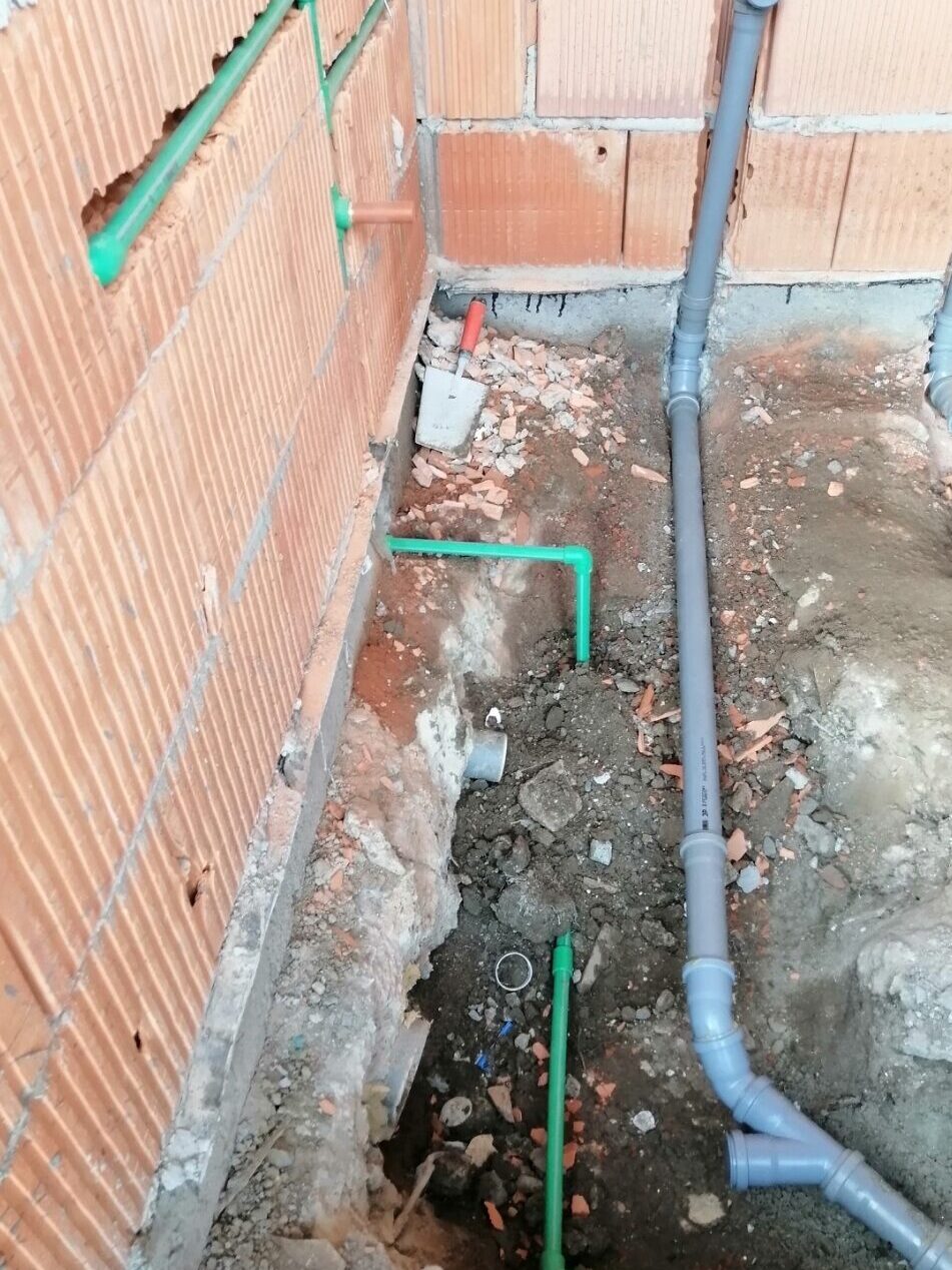 Instalacije za kupatilo 2 Instalacije za kupatilo sa glavnom kanalizacionom cevi i pripremljenim vodovodnim dovodima