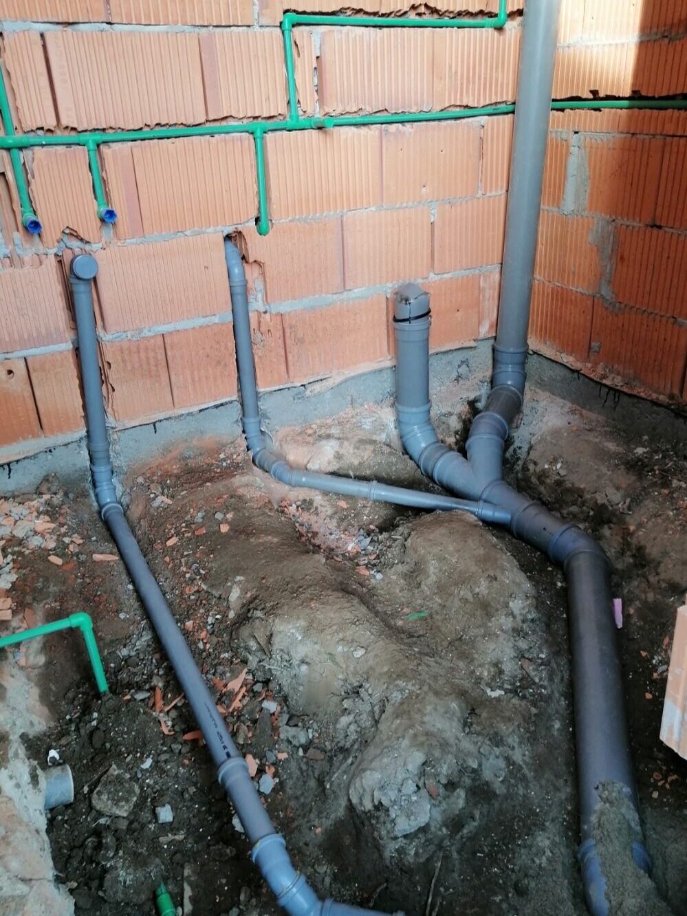 Instalacije za kupatilo 1 Instalacije za kupatilo sa PPR cevima u zidu i kanalizacionim cevima postavljenim u podu