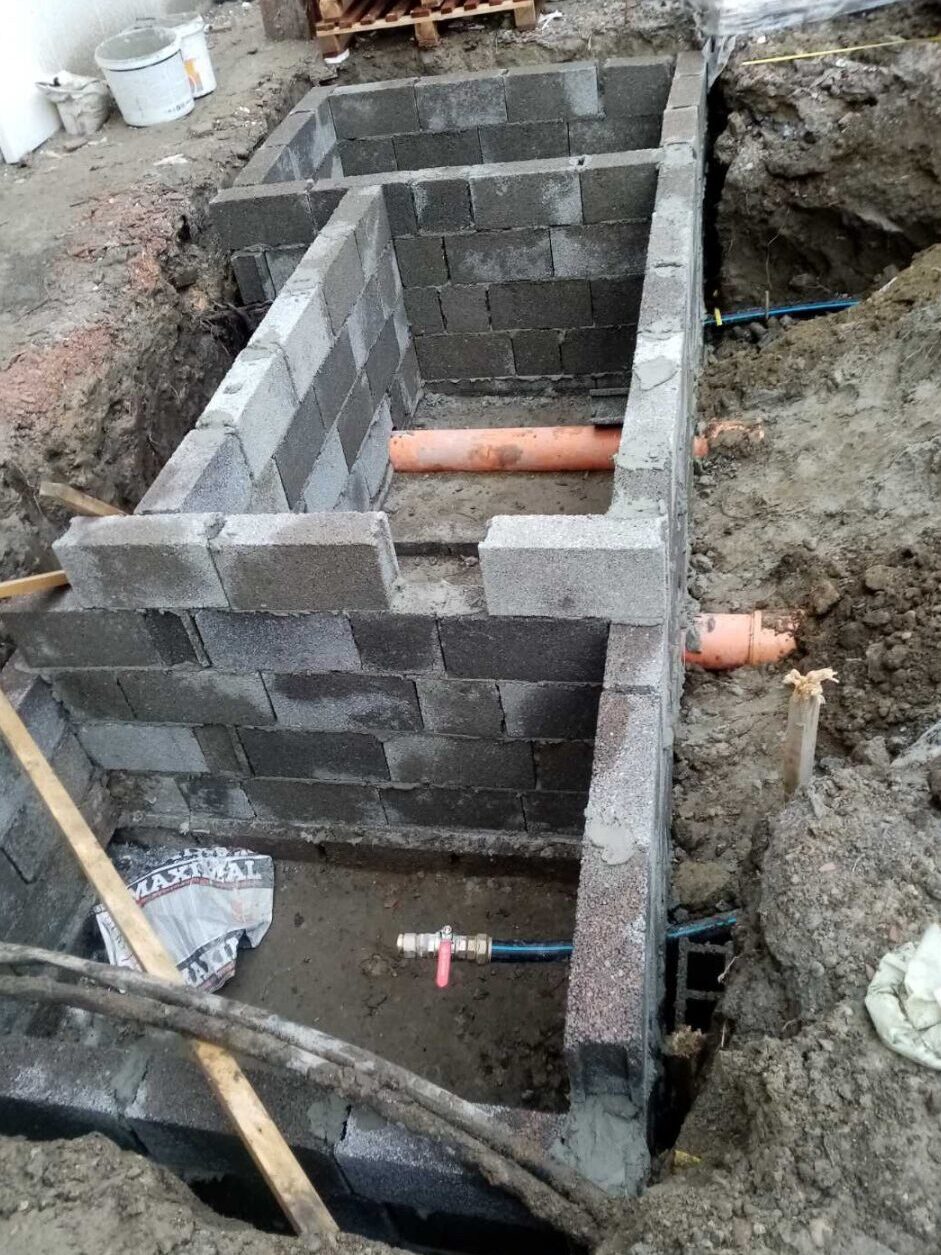 Zidanje šahti betonskim blokovima sa vodovodnim i kanalizacionim cevima