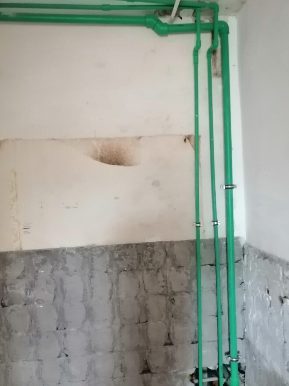 Postavljanje instalacija za kupatilo i kuhinju 3 Postavljanje instalacija za kupatilo i kuhinju sa vertikalnim vodovima na zidu