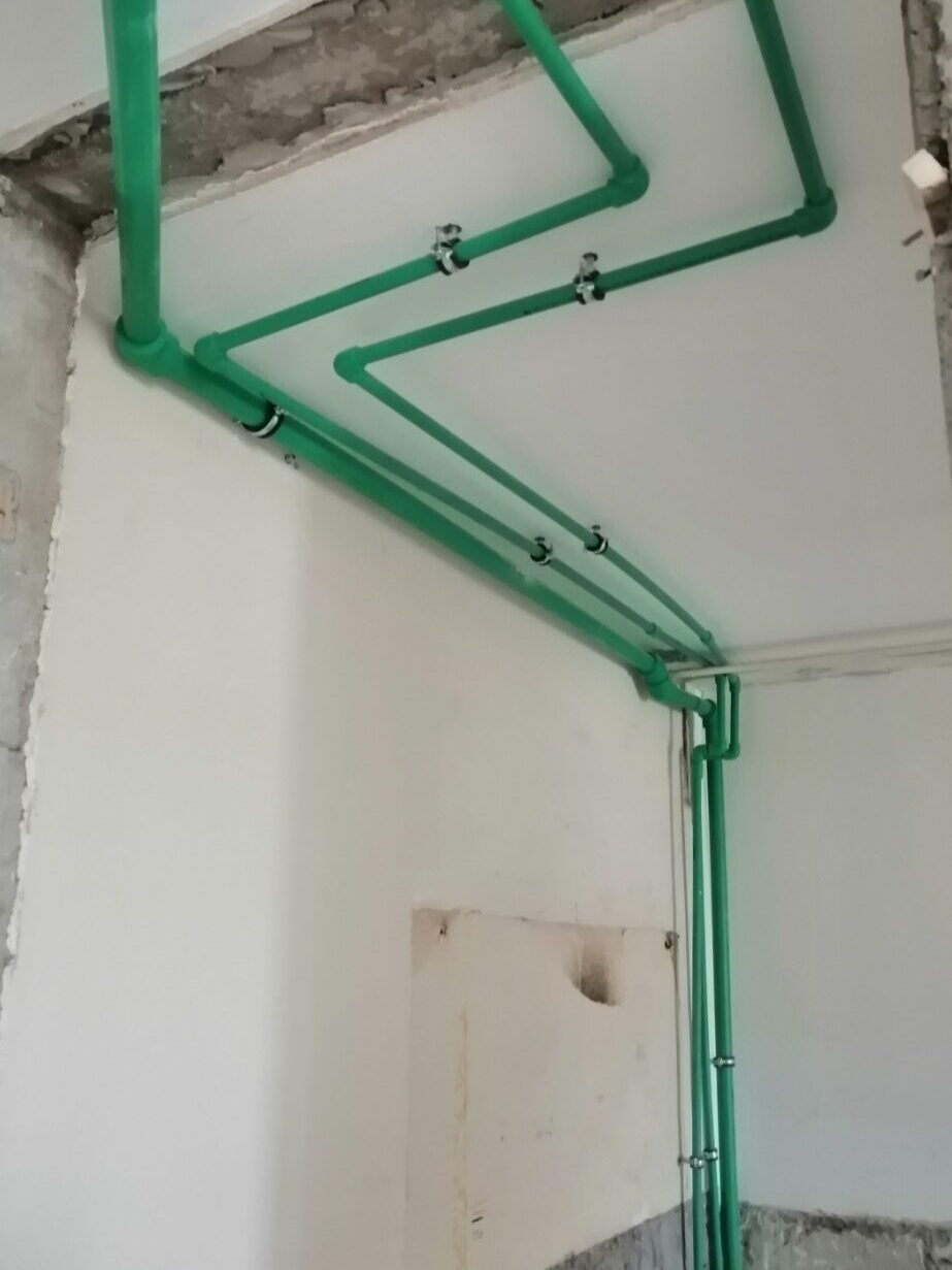 Postavljanje instalacija za kupatilo i kuhinju 2 Postavljanje instalacija za kupatilo i kuhinju sa ugaonim razvodom zelenih PPR cevi
