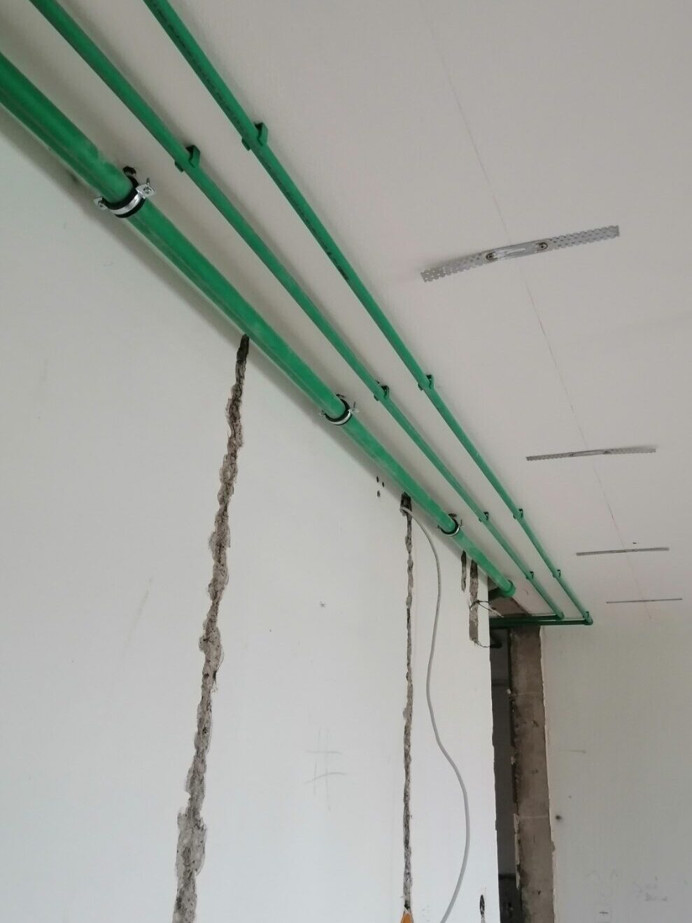 Postavljanje instalacija za kupatilo i kuhinju 1 Postavljanje instalacija za kupatilo i kuhinju sa PPR cevima vođenim uz plafon