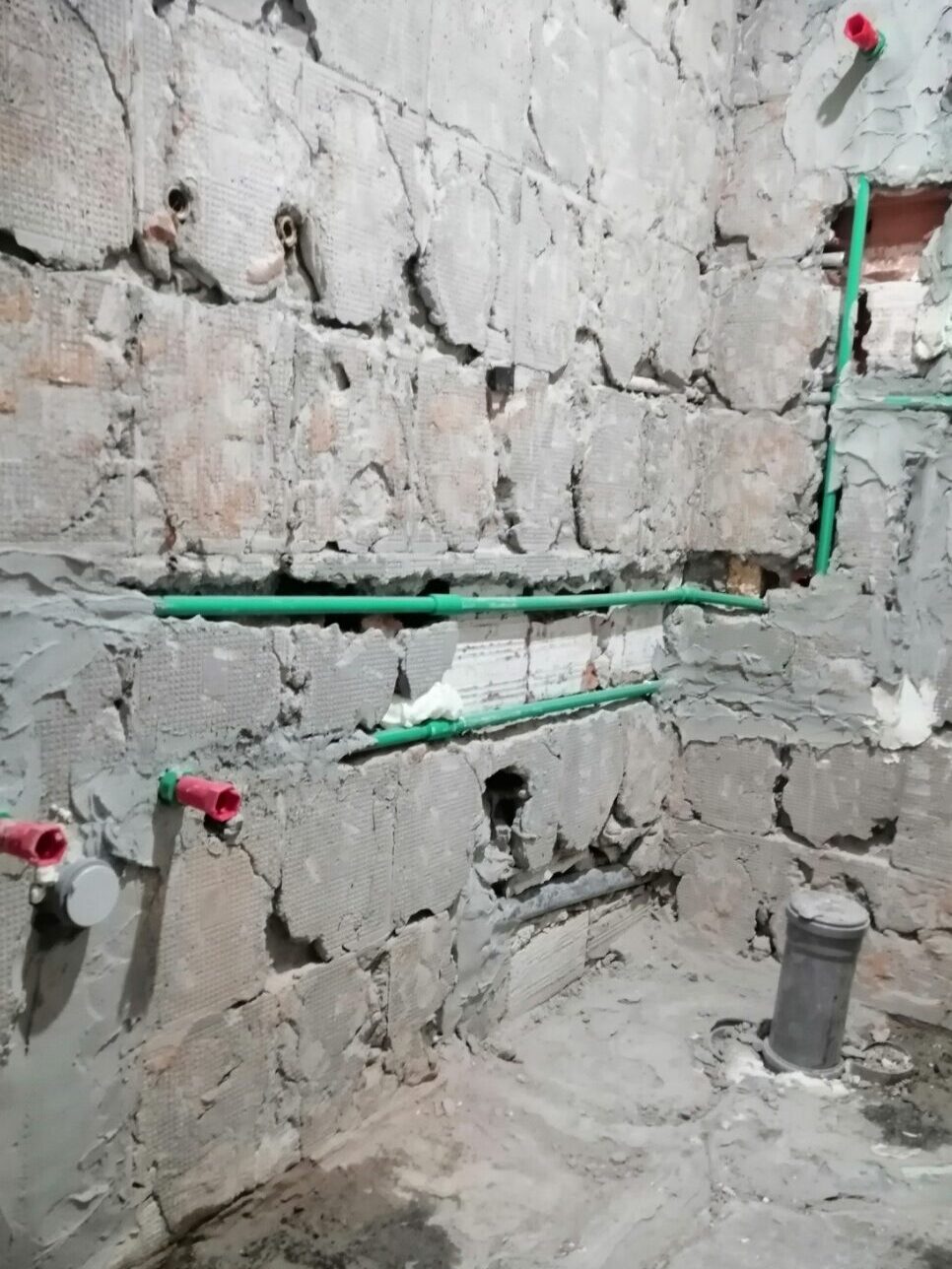 Postavljanje instalacija za kupatilo i kuhinju u otvorenom zidu sa novim dovodima i odvodom