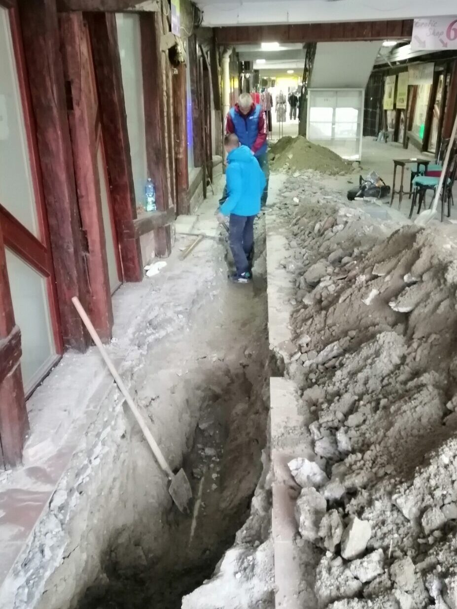 Zamena vodovodne cevi sa otvorenom trasom kroz pod poslovnog objekta