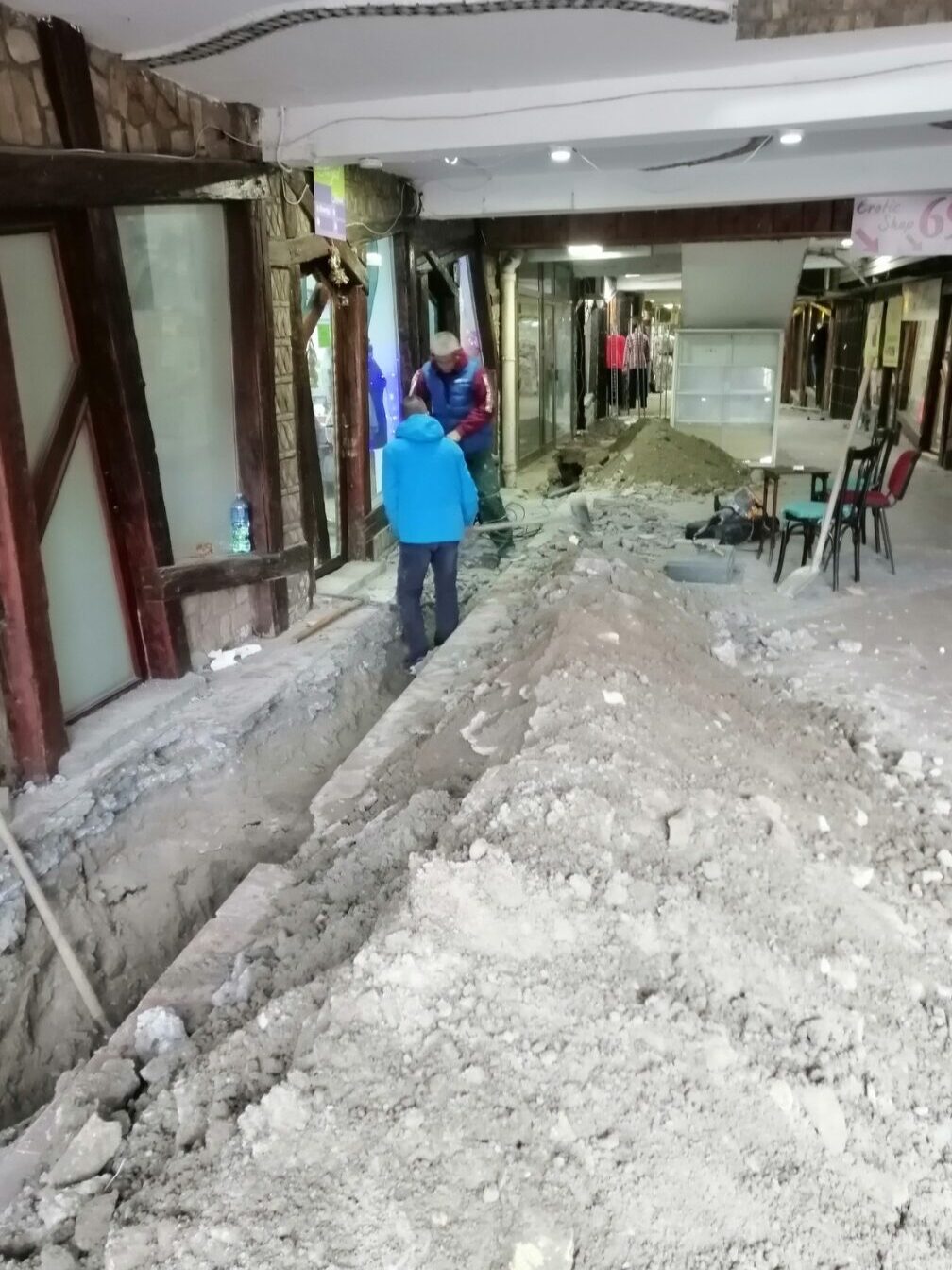 Zamena vodovodne cevi duž hodnika sa pripremljenom trasom za novi vod
