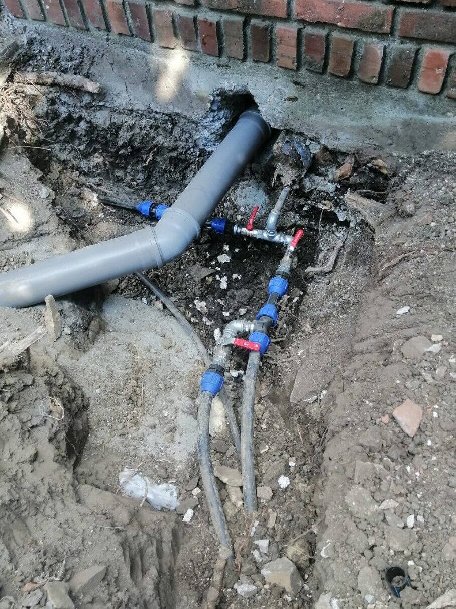Zamena vodovodnih i kanalizacionih cevi sa novim ventilima i priključkom pored objekta