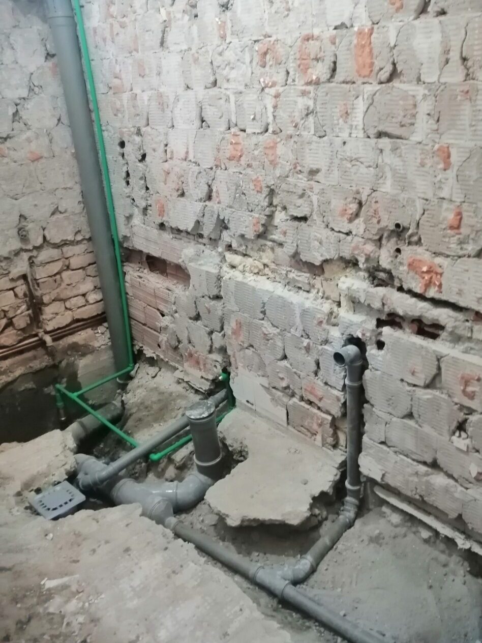 Instalacija za kupatilo 1 Instalacija za kupatilo sa novim PPR dovodima i kanalizacionim cevima u otvorenom zidu i podu