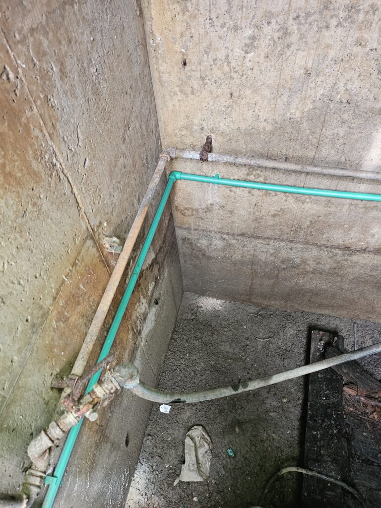 Izvod za česmu izveden zelenom vodovodnom cevi kroz šahtu