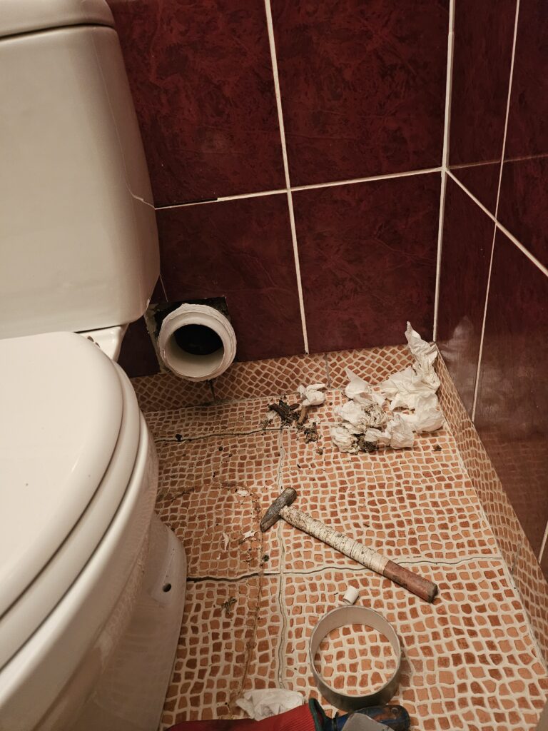 Vodoinstalater Novi Sad zamena baltik veze na WC šolji nakon demontaže starog spoja