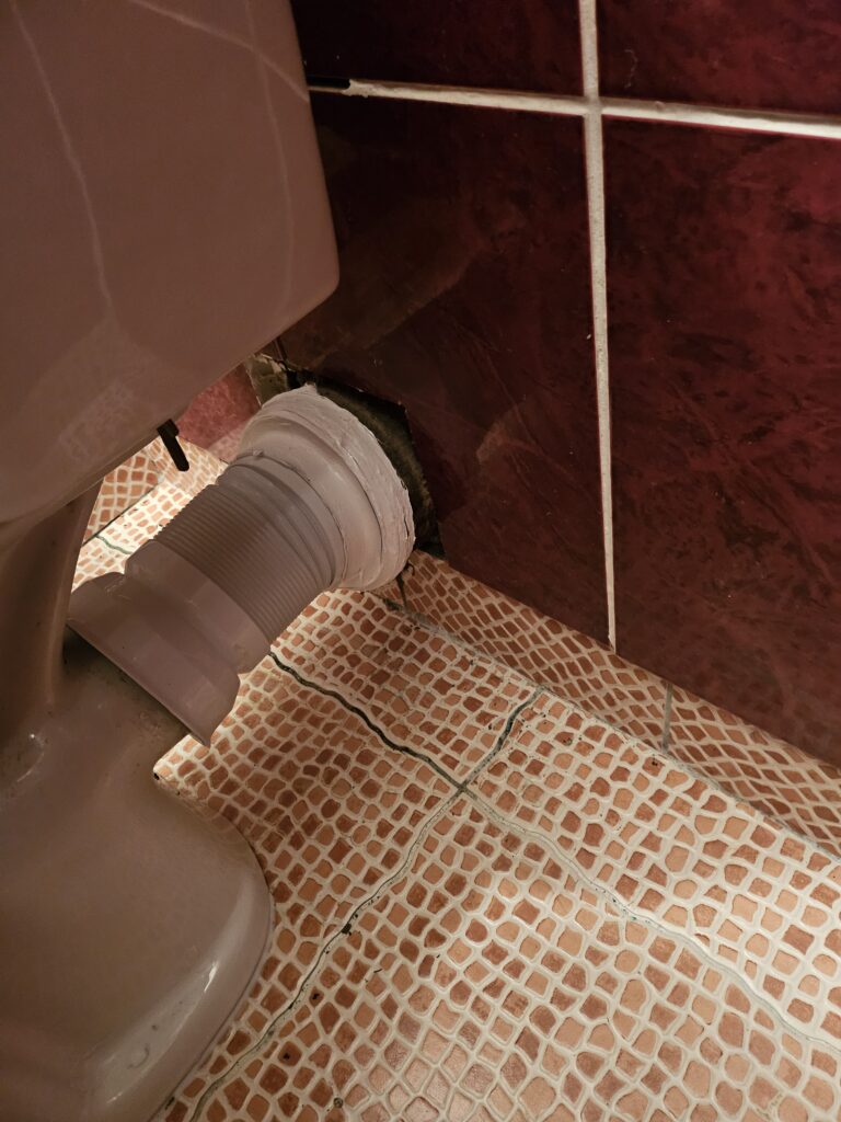 Zamena baltik veze na WC šolji uz pravilno uklapanje fleksibilnog spoja