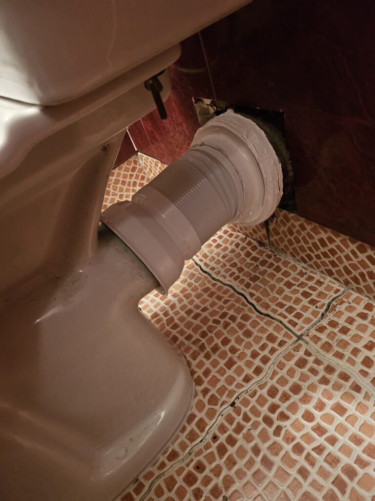 Zamena baltik veze na WC šolji sa novim kanalizacionim priključkom iza sanitarije