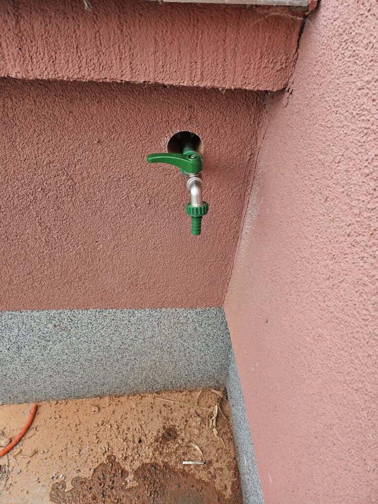 Postavljanje vodovodnih cevi za česmu sa spoljnim izvodom na fasadi objekta