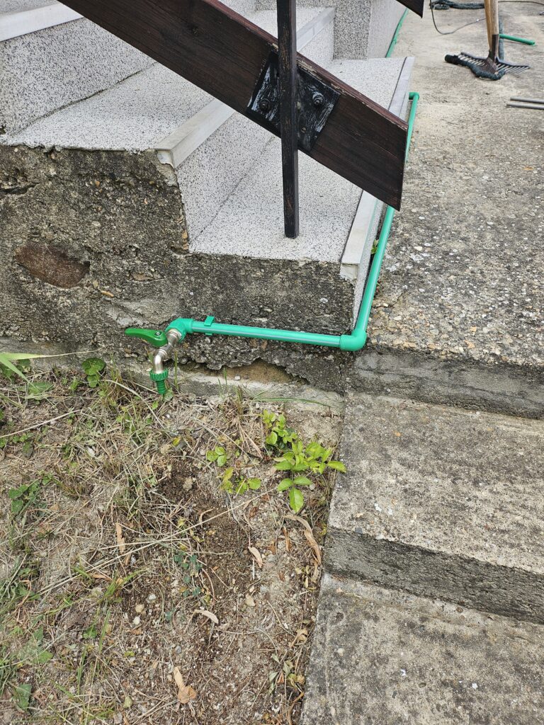 Postavljanje vodovodnih cevi za česmu sa PPR vodom sprovedenim pored stepenica