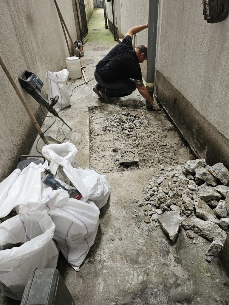 Priključak atmosferske cevi tokom otvaranja betonske površine za novu trasu