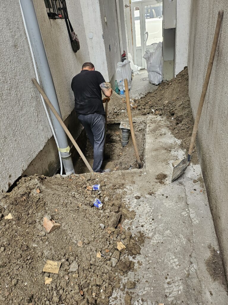 Priključak atmosferske cevi tokom radova u uskom prolazu pored kuće