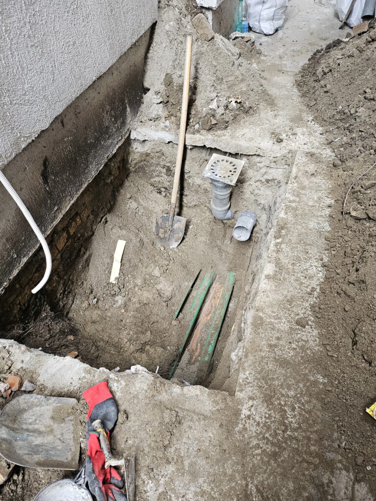 Priključak atmosferske cevi sa pripremljenim odvodnim grananjem u zemlji