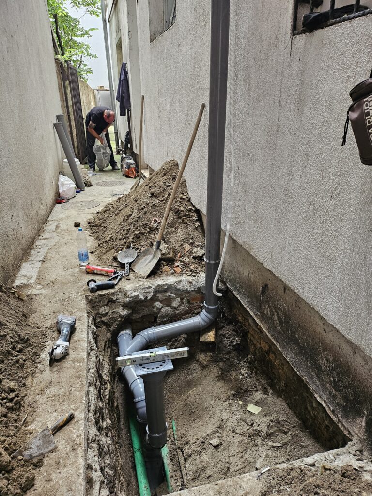 Priključak atmosferske cevi u iskopanoj trasi između dva objekta